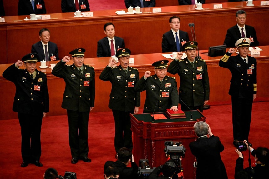 2023年3月11日、中国の国会に相当する全国人民代表大会の全体会議場で、新たに選出された中華人民共和国中央軍事委員会の委員6人が憲法宣誓を行っている。その後、張又侠・副主席勢力と苗華（右）勢力の衝突により、張昇民（左）だけを残して全員が粛清された。ロイター