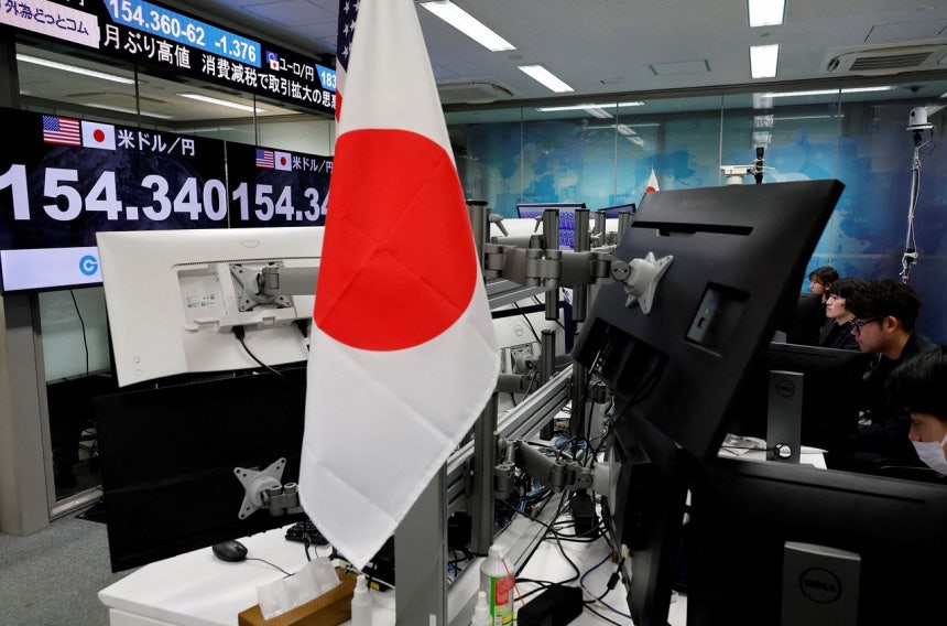 26日、東京のある企業で、外国為替取引の担当者たちが対ドルの円相場が記録されたモニターを確認している。ロイター＝聯合ニュース