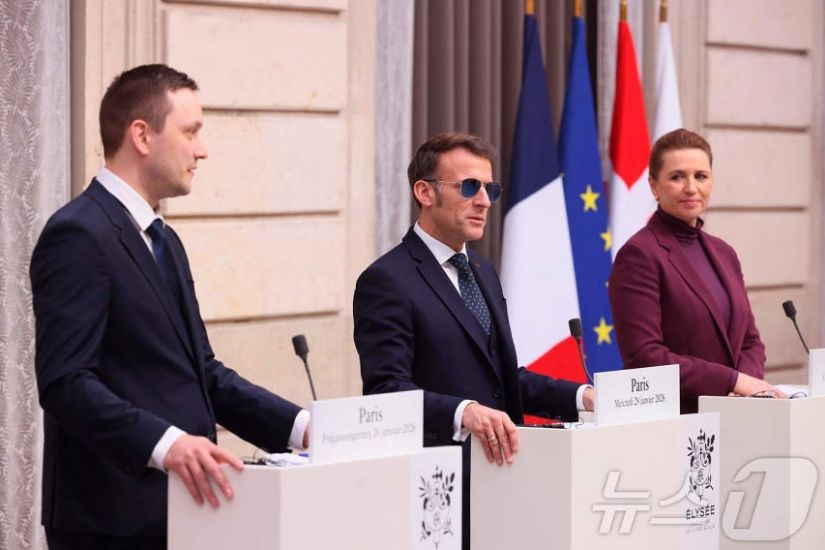 28日（現地時間）、フランスのエマニュエル・マクロン大統領（中央）がパリで、デンマークのメッテ・フレデリクセン首相（右）、グリーンランドのイェンス＝フレデリク・ニールセン首相（左）と共同記者会見を行っている。ニュース1