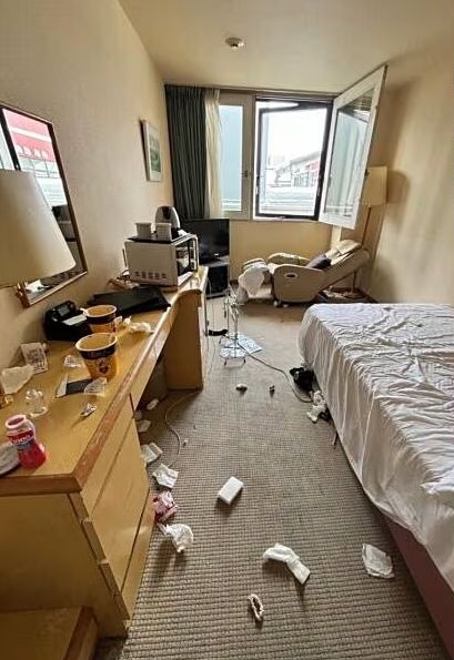  日本のあるゲストハウスに泊まった中国人宿泊客の部屋。［写真 Threads（スレッズ） キャプチャー］​
