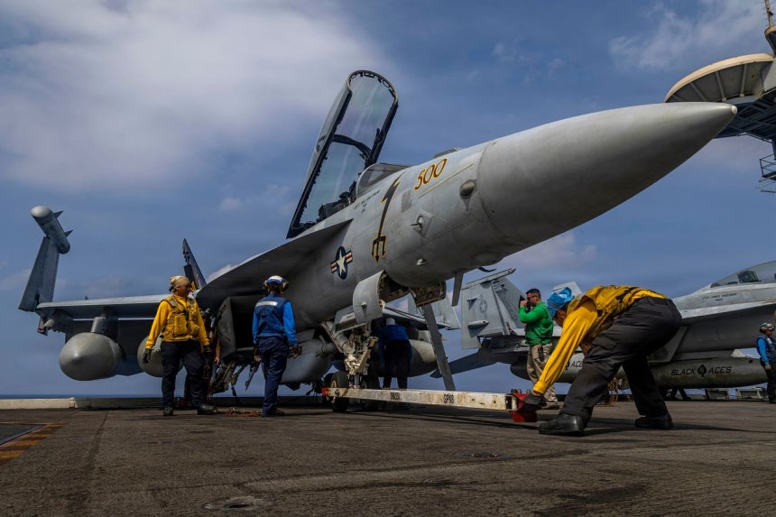21日（現地時間）、インド洋で作戦中の空母エイブラハム・リンカーンの甲板で、EA－18Gグラウラーの整備が行われている。AP＝聯合ニュース