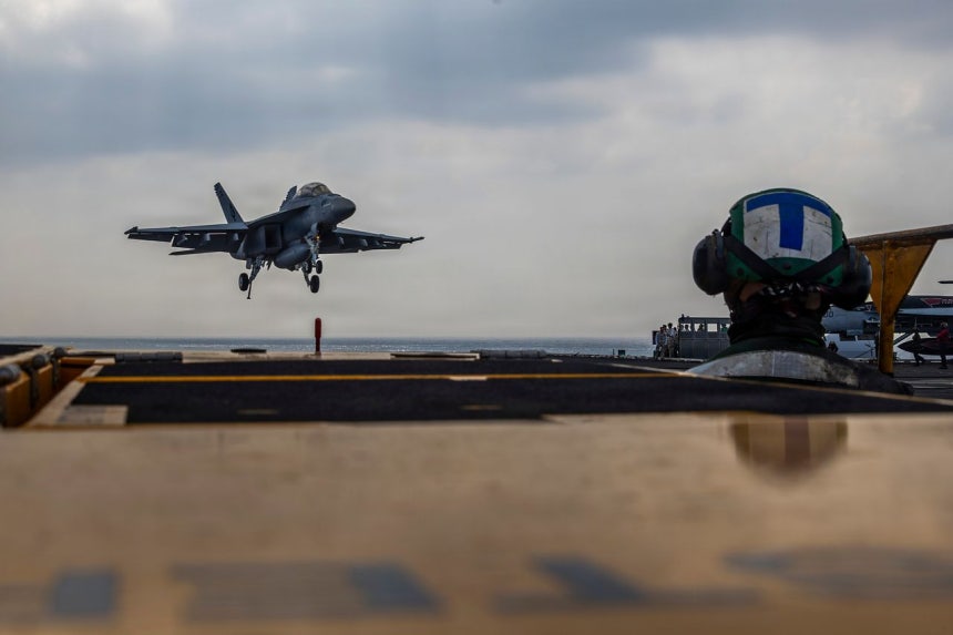 F／A－18Eスーパーホーネット戦闘機が21日（現地時間）、インド洋で作戦中の空母「エイブラハム・リンカーン」に着艦している。AP＝聯合ニュース