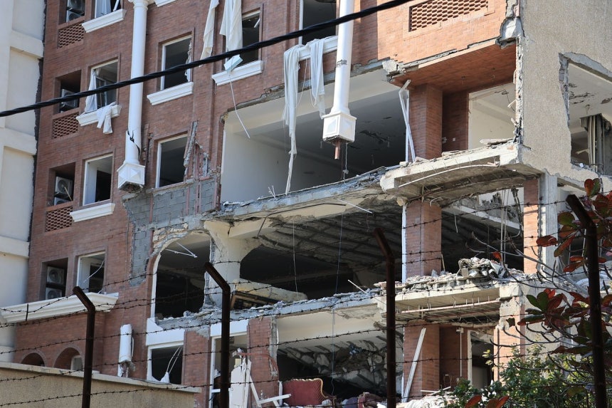 先月31日にイラン南部バンダルアバスで爆発が発生したマンションが損壊した様子。［写真 AP＝聯合ニュース］
