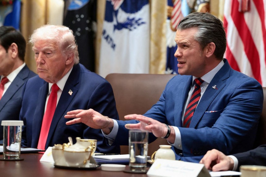 先月29日にホワイトハウスで開かれた会議でトランプ大統領の横で発言するヘグセス米国防長官。［写真 ロイター＝聯合ニュース］