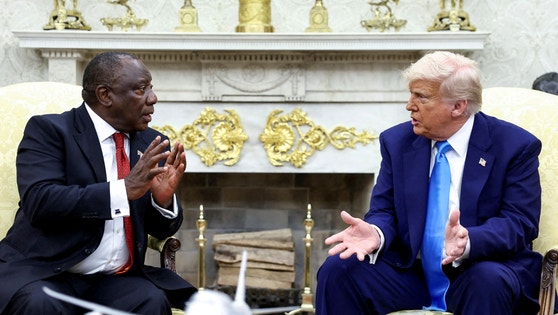 昨年5月、米国ワシントンD．C．のホワイトハウス執務室で、トランプ大統領（右）と南アフリカ共和国のシリル・ラマポーザ大統領が会談している様子。ロイター＝聯合ニュース