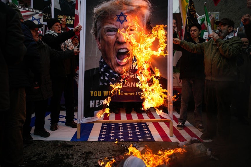 1日、トルコ・イスタンブールの米国領事館の外でイラン政府を支持する反米・反イスラエル集会が行われ、デモ隊がトランプ大統領のポスターを燃やしている。 ［AP＝聯合ニュース］