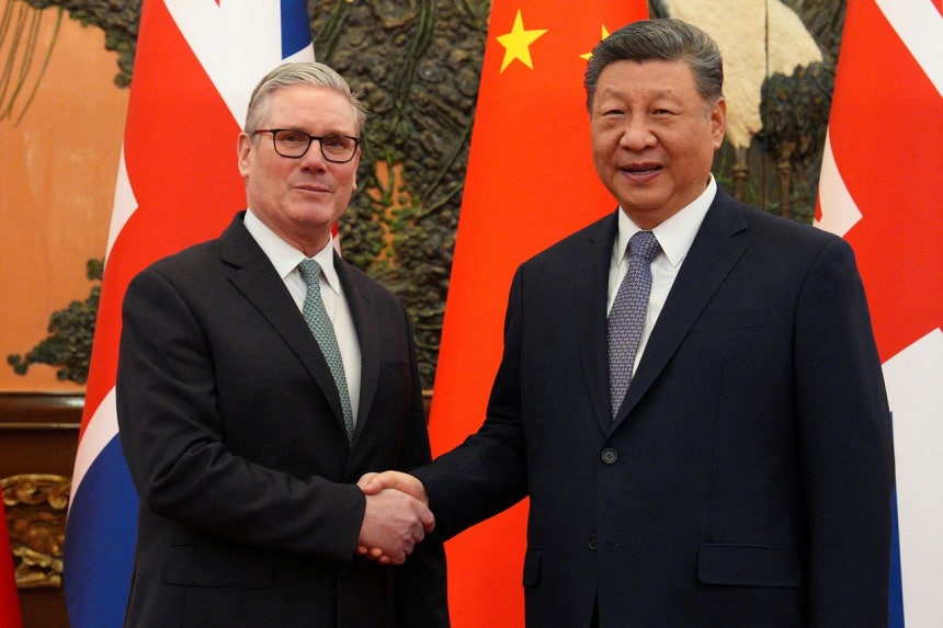 英国のキア・スターマー首相が1月29日、中国北京で習近平国家主席との首脳会談を前に握手をしている。英国首相の訪中は2018年以来8年ぶりだ。ロイター＝聯合ニュース
