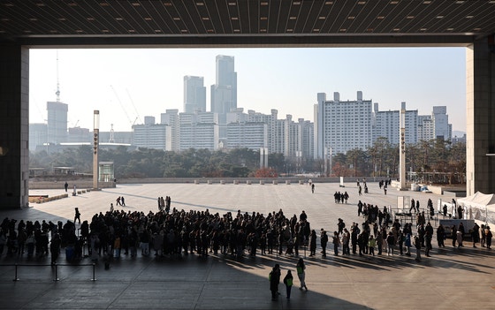 1月4日、ソウルの国立中央博物館で観覧客が入館を待っている。［写真 ニュース1］