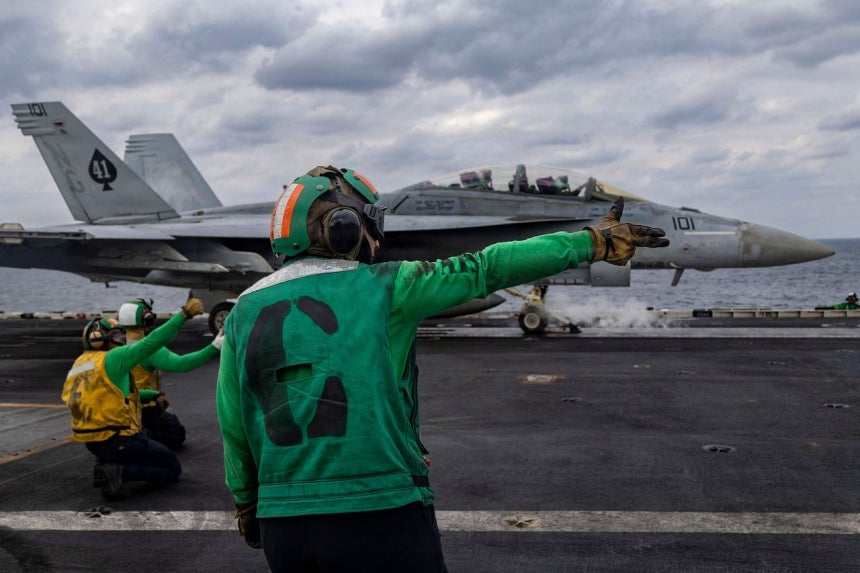 先月28日（現地時間）、米海軍の空母「エイブラハム・リンカーン」の甲板でF／A－18スーパーホーネット戦闘機が離陸の準備をしている。 ［AFP＝聯合ニュース］