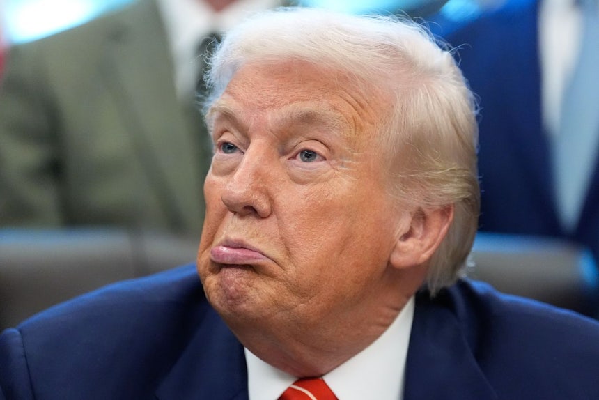 米国のドナルド・トランプ大統領が3日（現地時間）、ホワイトハウスで記者団と話を交わしている。AP＝聯合ニュース