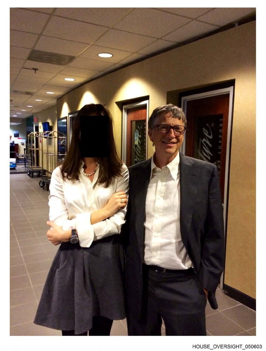   米下院監督委員会の民主党議員が公開した写真で、ビル・ゲイツ氏がある女性と一緒にいる様子。 ロイター＝聯合ニュース