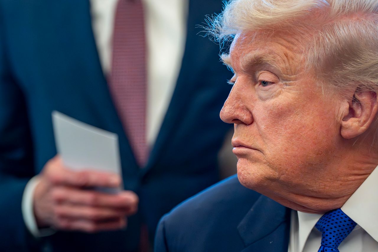 トランプ大統領が2日（現地時間）、ホワイトハウスで重要好物備蓄計画「プロジェクト・ヴォルト」を公式発表する席でバーガム内務長官を発言を聞いている。 ［EPA＝聯合ニュース］