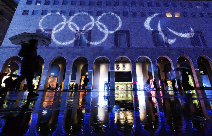 2026ミラノ・コルティナ冬季五輪開幕を2日後に控えた4日（現地時間）、伊ミラノの建物に五輪ロゴが映し出されている。 キム・ジョンホ記者