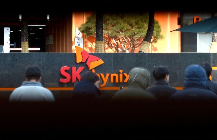 SKハイニックスが過去最高業績を更新する中、先月30日午後、SKハイニックス清州（チョンジュ）キャンパスの正面前を関係者が歩いている。 キム・ソンテ客員記者