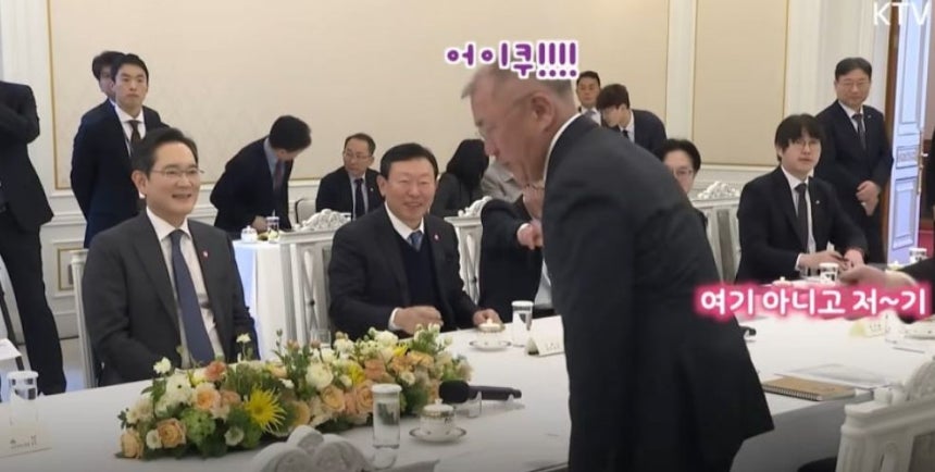 4日、青瓦台で行われた李在明大統領と10大グループのトップとの懇談会で、李大統領の席に間違って座りかけた鄭義宣現代自動車会長。［写真　KTV］