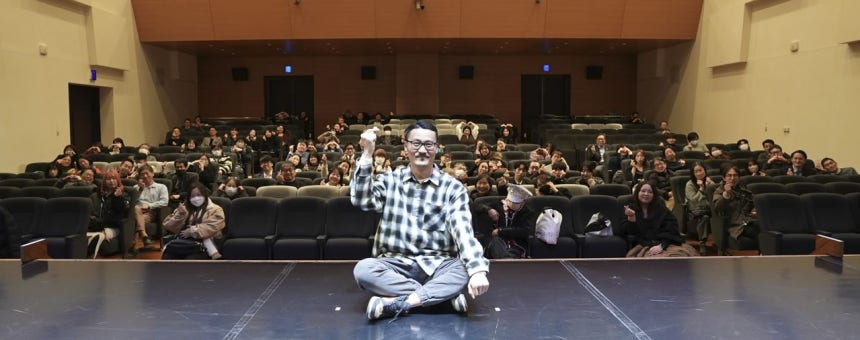 漫画家のチェ・ギュソク氏が先月、新宿の韓国文化院でファンと交流した。［写真　韓国コンテンツ振興院］