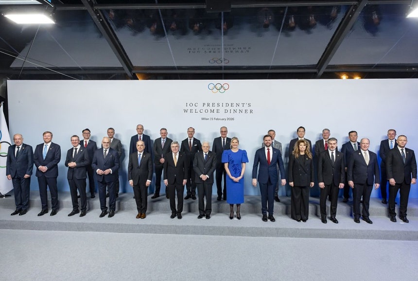 冬季オリンピック（五輪）開幕を翌日に控えた5日（現地時間）、ガラディナー行事でサムスン電子の李在鎔（イ・ジェヨン）会長（後列右から4人目）が、国際オリンピック委員会（IOC）のカースティ・コベントリー会長（前列右から6人目）およびイタリアのセルジョ・マッタレッラ大統領（前列右から7人目）、米国のJ・D・バンス副大統領（前列右から5人目）ら世界各国の首脳級指導者、企業人たちと共に、記念撮影をしている。 ［写真 イタリア大統領府ホームページ］