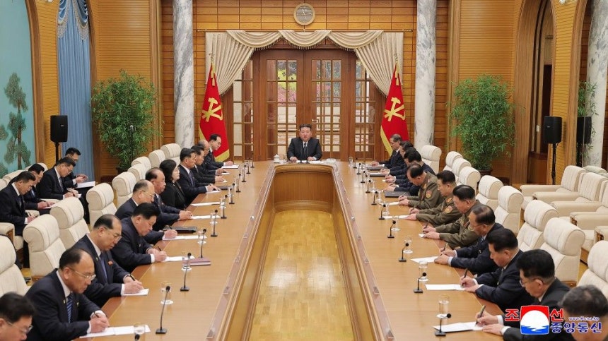 北朝鮮は今月7日、労働党政治局会議を開き、今月下旬に第9回党大会を開催することを決めた。金正恩（キム・ジョンウン）国務委員長と労働党政治局常務委員、候補委員など高官らが会議を行っている。［写真　朝鮮中央通信］