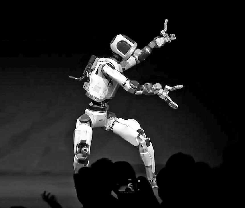 CES2026で公開されたヒューマノイドロボット「アトラス」。［中央フォト］
