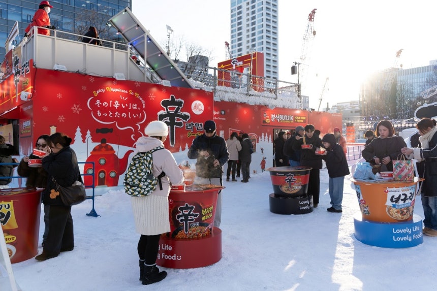 今月4日、北海道札幌で開催された「さっぽろ雪まつり」の様子。韓国食品メーカー「農心（ノンシム）」の辛ラーメンも参加し、試食ゾーンなどを運営している。［写真 農心］