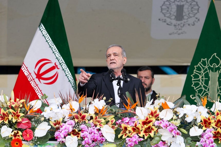 イランのマスード・ペゼシュキアン大統領が11日（現地時間）、テヘランで開かれたイスラム革命47周年記念行事で演説している。［ロイター＝聯合ニュース］