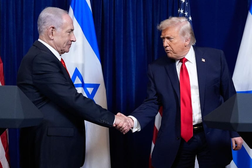 ドナルド・トランプ米大統領は11日（現地時間）、ワシントンDCのホワイトハウスを訪問したイスラエルのベンヤミン・ネタニヤフ首相と会い、イランの核プログラムなどを協議した。写真はトランプ大統領（右）が昨年12月29日、フロリダ州パームビーチのマールアラーゴ私邸で開かれた記者会見を終えた後、ネタニヤフ首相と握手する様子。［AP＝聯合ニュース］