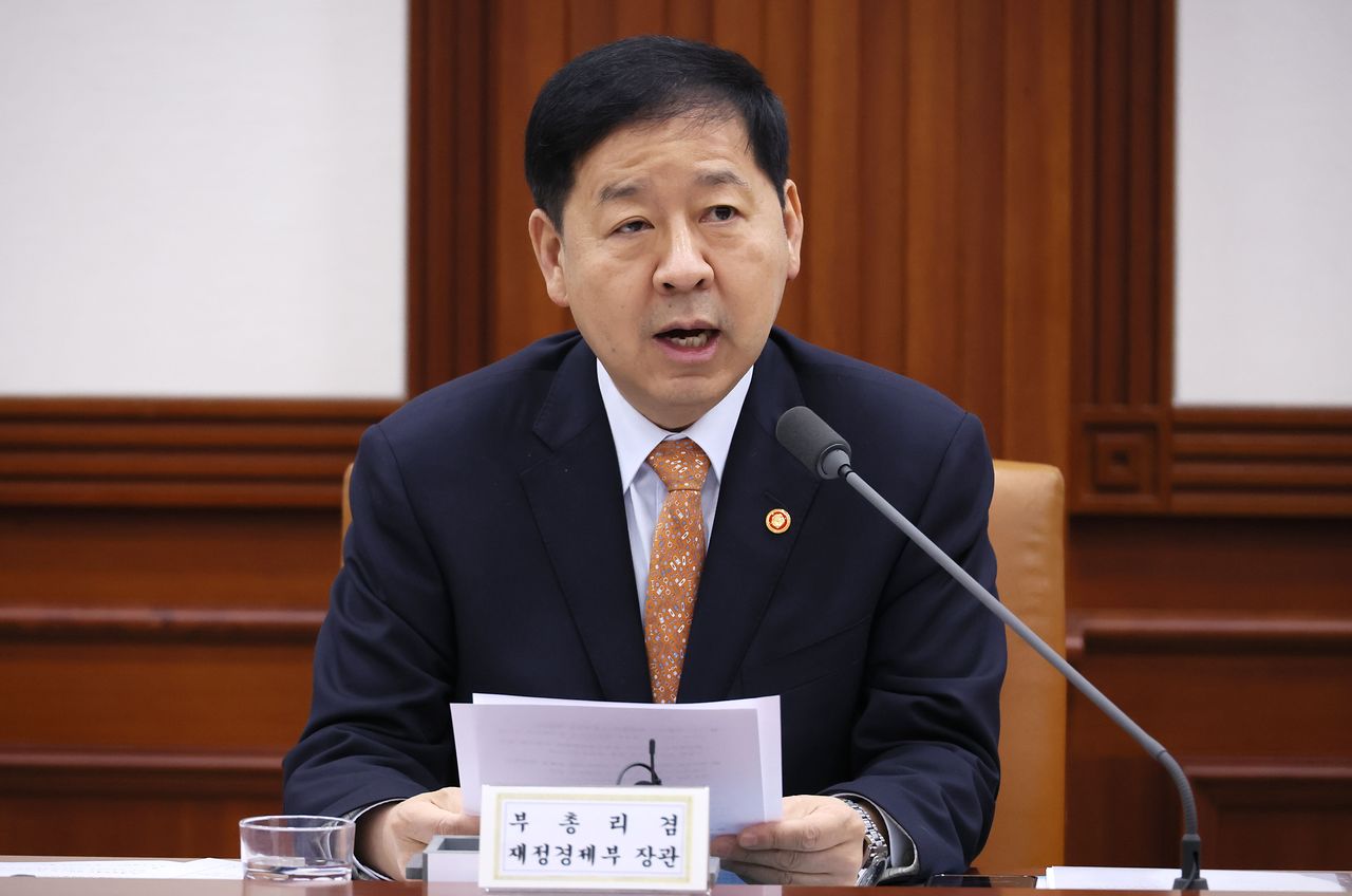 具潤哲副首相兼財政経済部長官が11日に政府ソウル庁舎で開かれた民生物価特別管理関係閣僚級特別作業班で発言している。［写真 聯合ニュース］