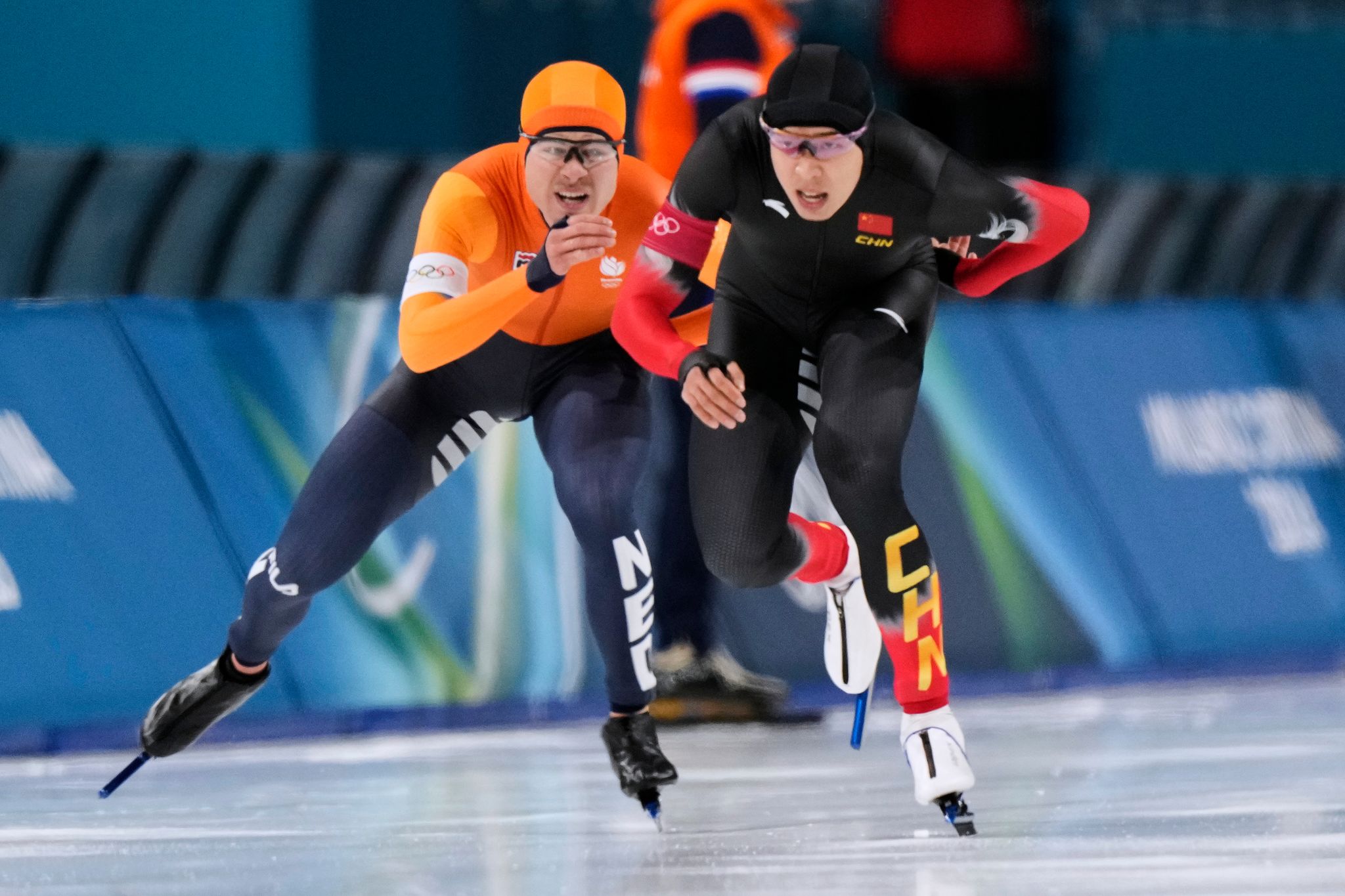   スピードスケート競技で相手選手を妨害する中国選手。AP＝聯合ニュース