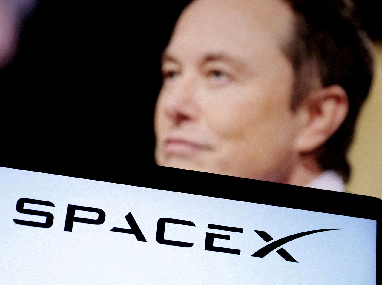 テスラのイーロン・マスク最高経営責任者（CEO）と宇宙探査企業スペースXのロゴ。［写真 AFP＝聯合ニュース］