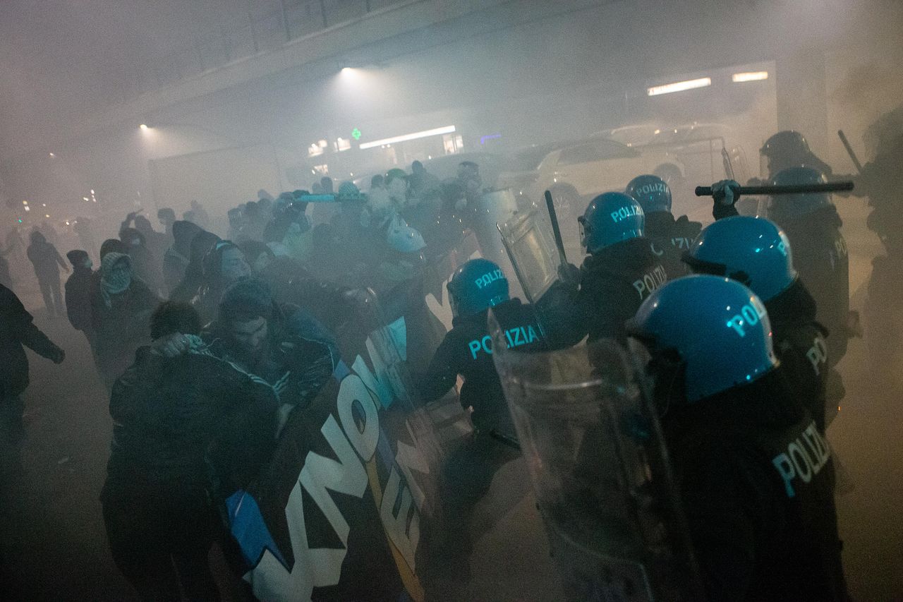   冬季五輪が開催されているイタリア・ミラノでデモ隊と警察が衝突している。EPA＝聯合ニュース