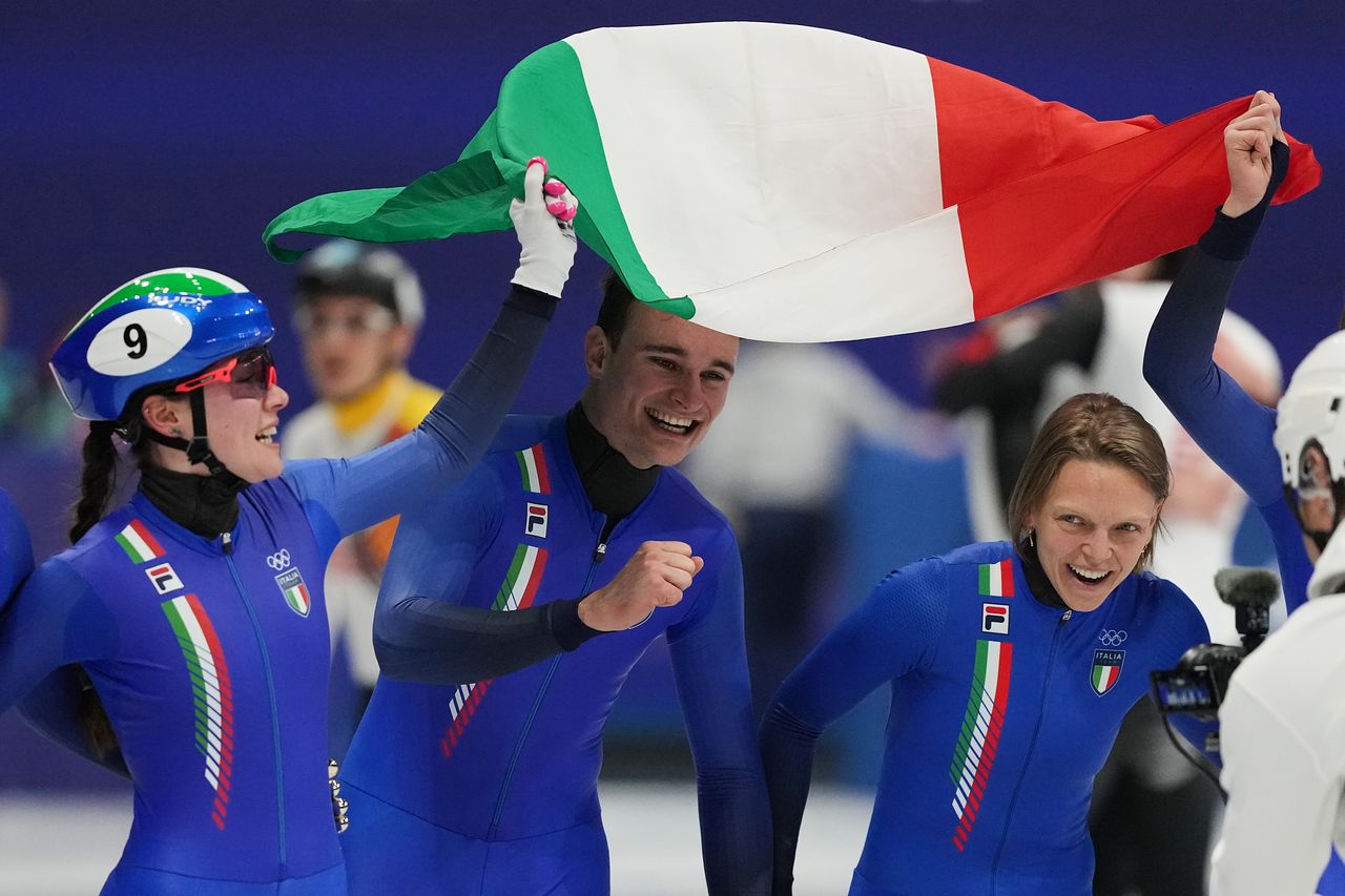 10日（現地時間）、ショートトラック混合2000メートルリレー決勝で開催国のイタリア代表チームが金メダルを獲得して喜んでいる。［AP＝聯合ニュース］
