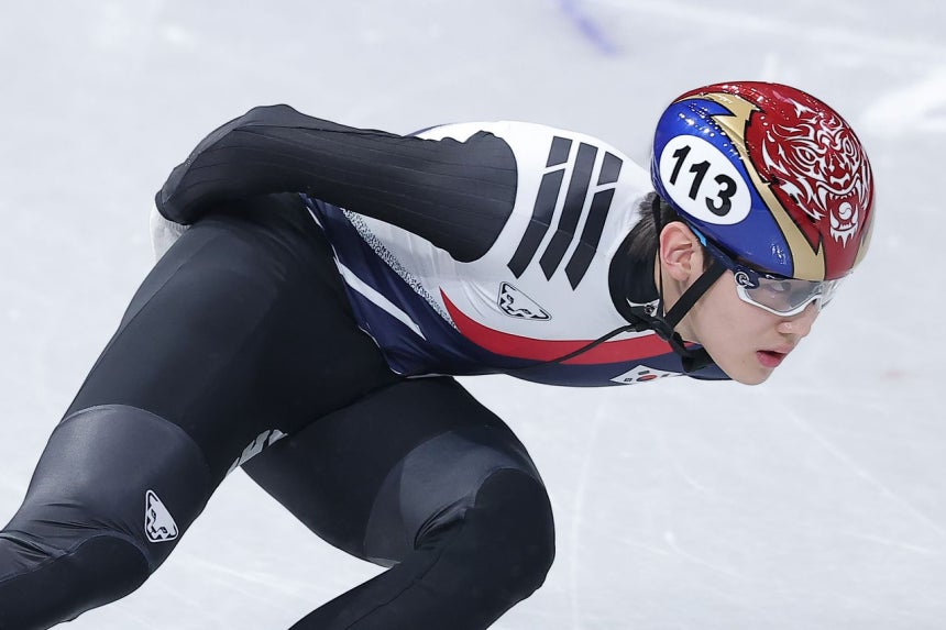 ショートトラック男子1000メートル準決勝で激走する林鐘彦（イム・ジョンオン）。ニュース1