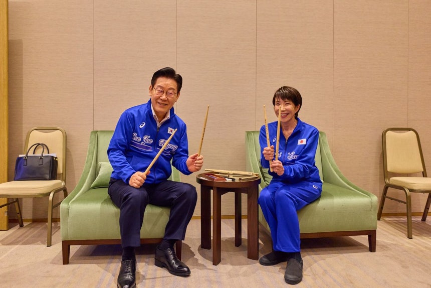 先月13日（現地時間）、奈良県で韓日首脳会談を終えた後、ドラムでセッションした李在明（イ・ジェミョン）大統領と高市早苗首相が署名したドラムスティックを交換している。 ［聯合ニュース］