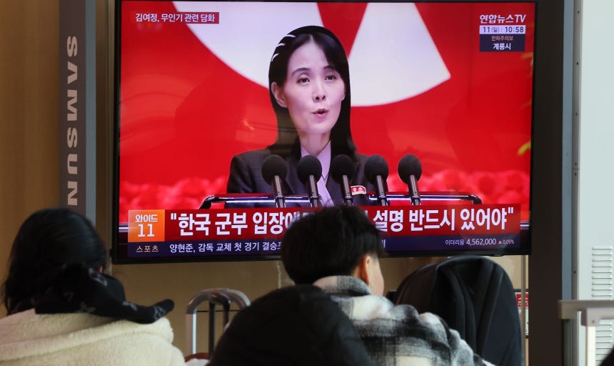 先月11日、ソウル駅の待合室で市民が北朝鮮の無人機による領空侵犯主張に関するニュースを見ている。この日、北朝鮮労働党の金与正（キム・ヨジョン）副部長は「明白なのは韓国発の無人機がわが国の領空を侵犯したという事実そのものだ」とし、「実体に対する具体的な説明は必ず必要だ」と述べた。［聯合ニュース］
