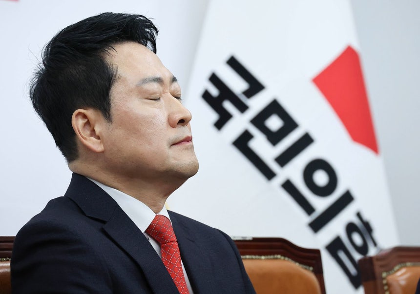 12日、最高委員会議に出席した張東赫（チャン・ドンヒョク）国民の力代表が考え込んでいる。 イム・ヒョンドン記者