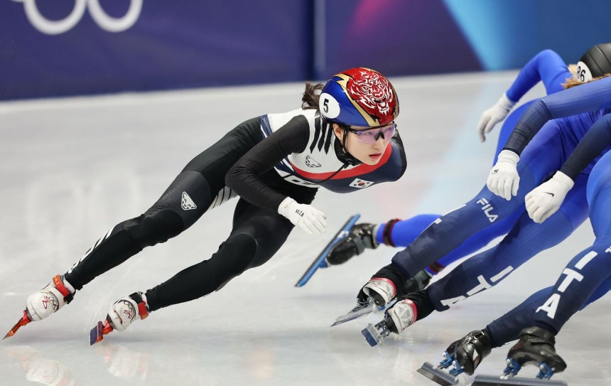 韓国女子ショートトラックの崔珉禎（チェ・ミンジョン）が16日（現地時間）、イタリア・ミラノのアイススケートアリーナで行われた2026年ミラノ・コルティナダンペッツォ冬季オリンピック（五輪）ショートトラック女子1000メートル順位決定戦でレースを繰り広げている。キム・ジョンホ記者