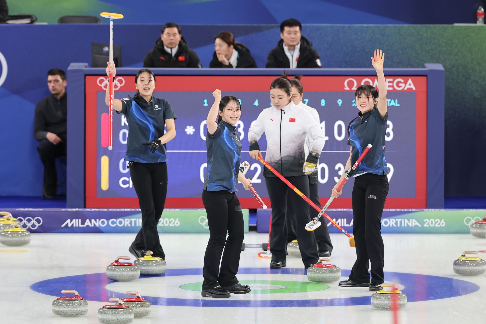  中国との試合で再逆転のチャンスを作り喜ぶ韓国代表チームの選手たち。聯合ニュース