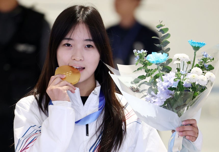 2026年ミラノ・コルティナダンペッツォ冬季オリンピック（五輪）のスノーボード女子ハーフパイプで金メダルを獲得したチェ・ガオンが16日、仁川（インチョン）国際空港第2ターミナルを通じて帰国し、ポーズをとっている。聯合ニュース