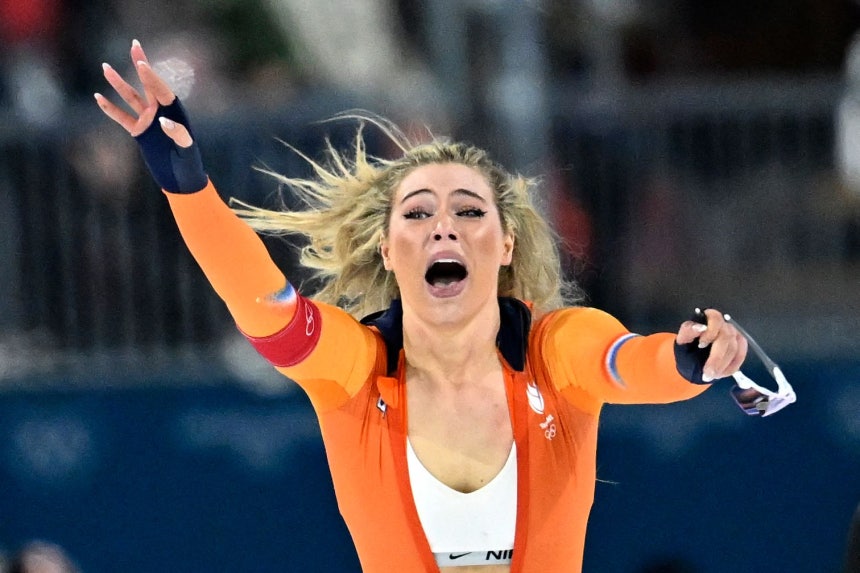 ユッタ・レールダムがミラノ・コルティナダンペッツォ冬季オリンピック（五輪）スピードスケート女子1000メートル優勝直後、競技ウェアの上着のジッパーを下ろしたが、この際に中に着ていたスポーツブラが露出した。AFP＝聯合ニュース