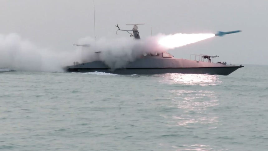   イランのペルシア湾で海上訓練するイラン革命防衛隊 ［写真 イラン革命防衛隊ウェブサイト］
