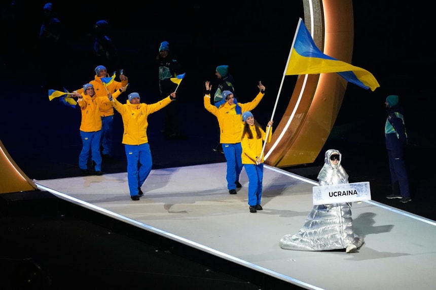 ウクライナ選手団を率いて入場するアナスタシア・クチェロワさん。［AP＝聯合ニュース］