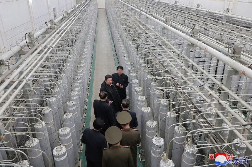 昨年2月、北朝鮮朝鮮中央通信が、金正恩（キム・ジョンウン）国務委員長が北朝鮮内の未公表場所にある核物質生産基地と核兵器研究所を視察する様子を公開した。金委員長は2月8日、韓米日軍事同盟が北朝鮮の安保にとって「深刻な脅威」になると言及し、北朝鮮の核抑止力強化に対する意志を再確認した。EPA＝聯合ニュース