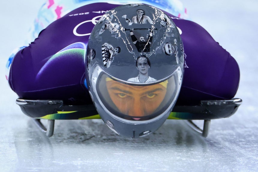 ミラノ・コルティナダンペッツォ冬季五輪出場を前に、練習走行でウクライナ戦争犠牲者を追悼するヘルメットを着用したヘラスケビッチ。最終的に失格処分を受け、五輪出場はかなわなかった。［AFP＝聯合ニュース］