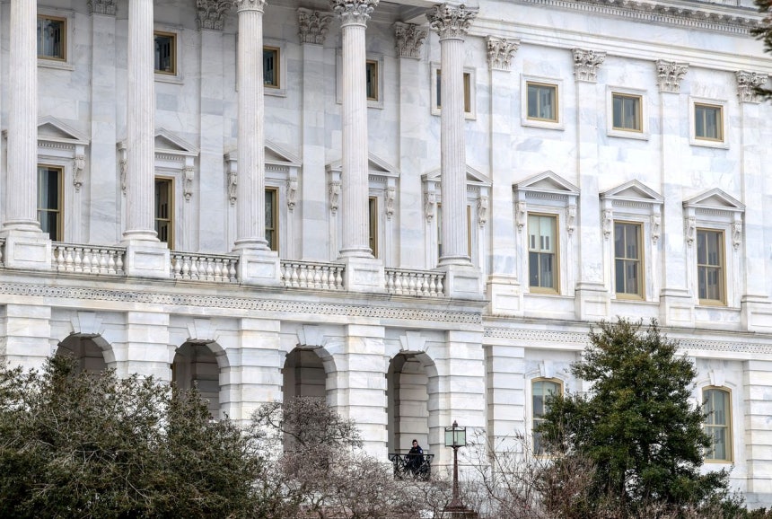 17日（現地時間）、米国ワシントンD．C．の連邦議会議事堂の外で、議会警察所属の警察官が警戒勤務にあたっている。ロイター＝聯合ニュース