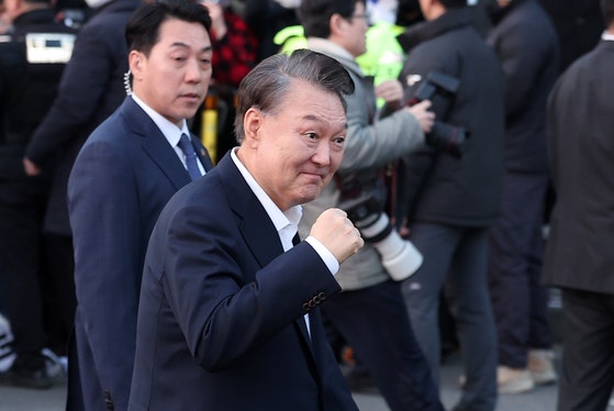 裁判部の拘束取消請求認容により釈放された尹錫悦（ユン・ソクヨル）大統領（当時）が、昨年3月8日午後、ソウル竜山区漢南洞（ヨンサング・ハンナムドン）の大統領公邸前に到着し、支持者に向かって拳を握り締め挨拶している。ニュース1