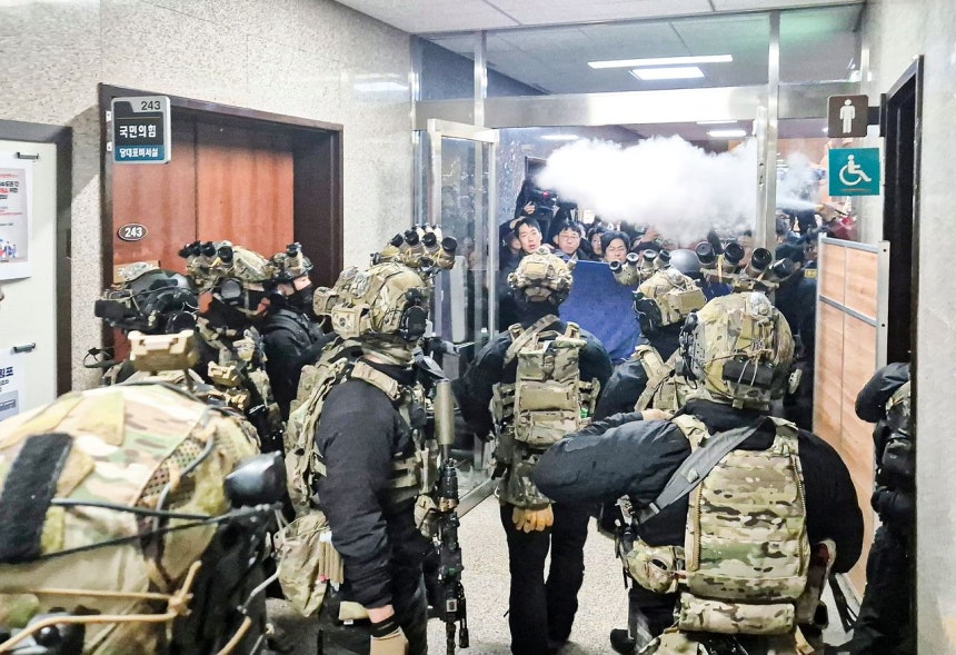 非常戒厳の宣布を受けて国会本館に進入している戒厳軍。聯合ニュース