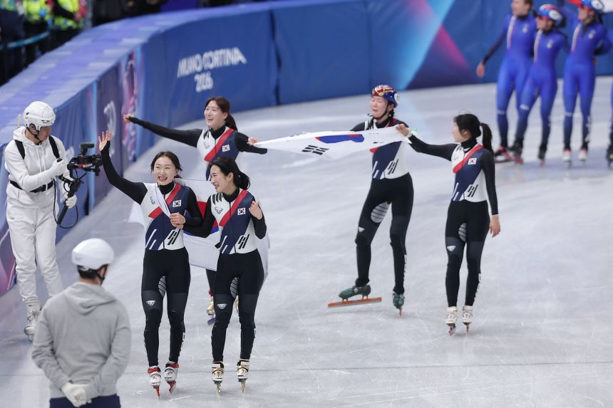 女子3000メートルリレー決勝で金メダルを獲得した後、太極旗を手に喜びを爆発させる選手たち。ニュース1