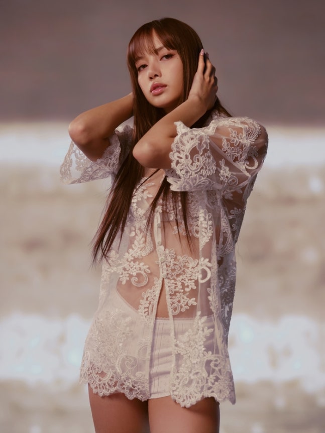 白のシースルードレス姿のBLACKPINKリサ。［SNS　キャプチャー］