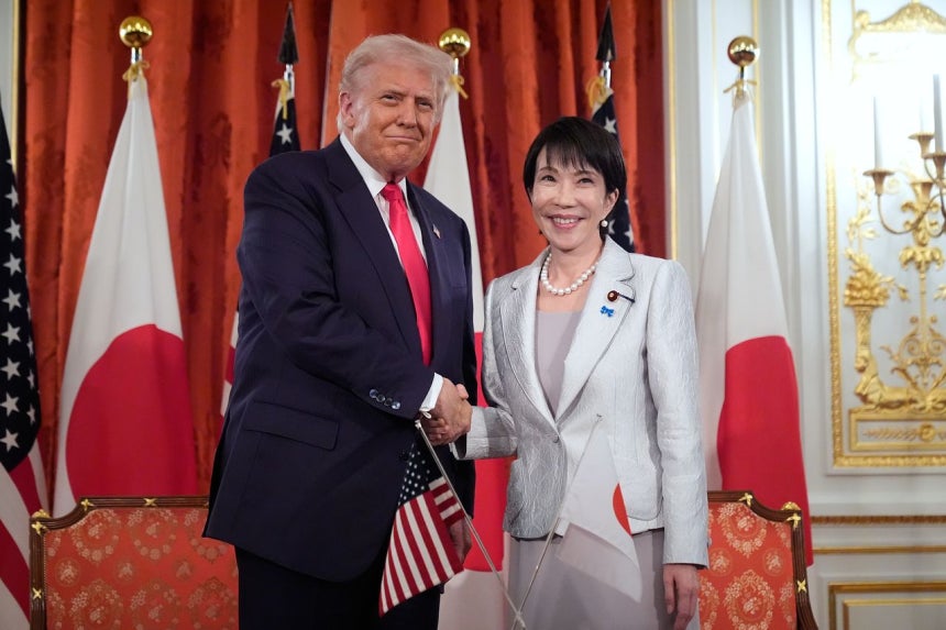 昨年10月に日本を訪問したドナルド・トランプ米大統領（左）が、東京・赤坂迎賓館で行われた高市早苗首相との首脳会談で、高市首相と握手している。AP＝聯合ニュース