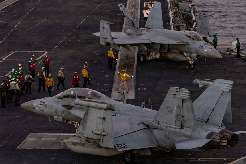 米国とイランの緊張が高まる中、3日、米空母「エイブラハム・リンカーン」で訓練中のEA－18Gグラウラー ［AFP＝聯合ニュース］